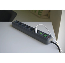 Grenuttag med överspänningsskydd och en ansluten USB-kontakt