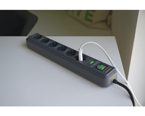 Grenuttag med överspänningsskydd och en ansluten USB-kontakt