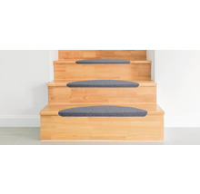 Trätrappa med grå trappstegsmattor.