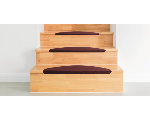 Trätrappa med trappstegsmattor i textil