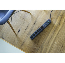 Grenuttag med sex uttag på trägolv