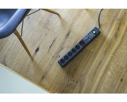 Grenuttag med sex uttag på trägolv