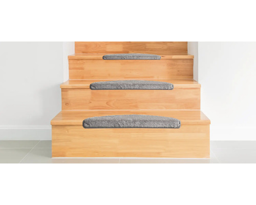 Trätrappa med gråa trappmattor