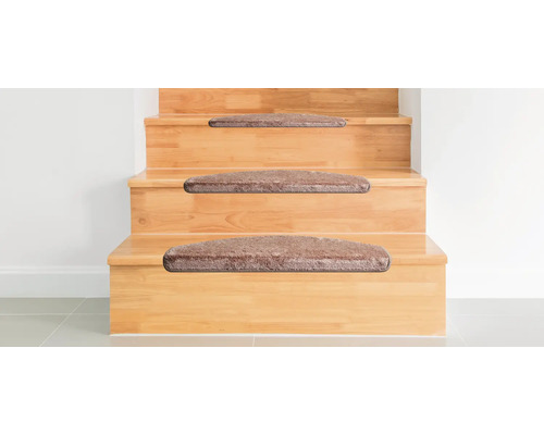 Trätrappa med trappstegsmattor