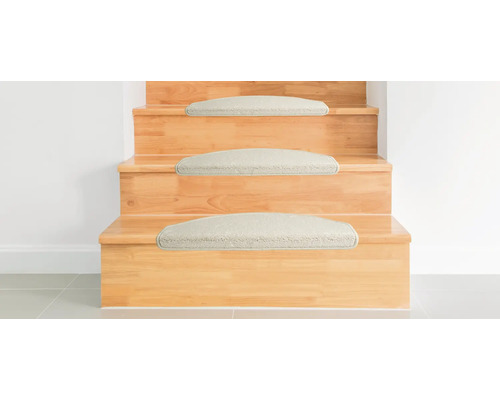 Trätrappa med trappmattor