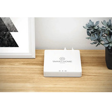 Smart Home centralenhet från Hornbach på ett träbord