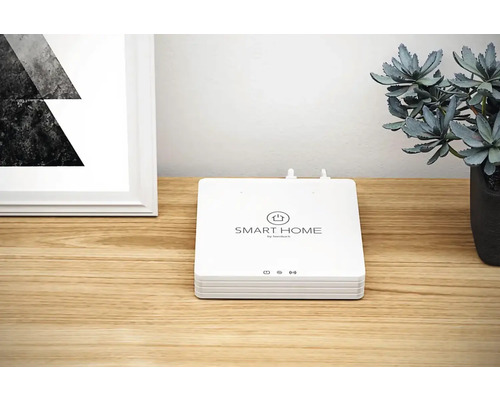 Smart Home centralenhet från Hornbach på ett träbord