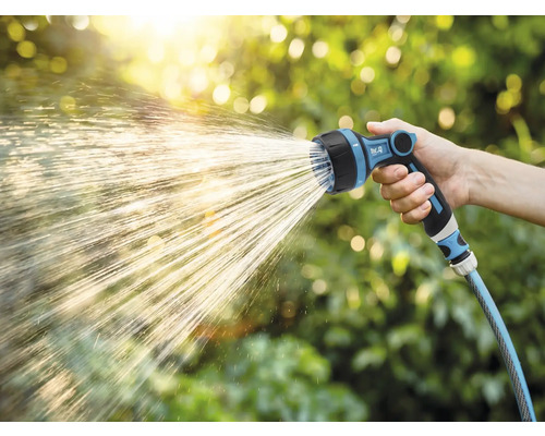 Trädgårdsslang med sprutmunstycke i bruk