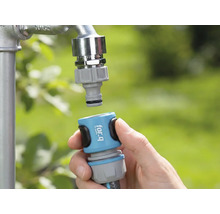 Snabbkoppling för trädgårdsslang ansluts till vattenkran