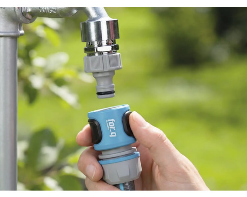 Snabbkoppling för trädgårdsslang ansluts till vattenkran