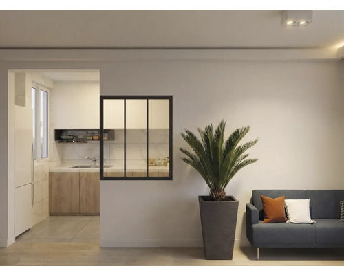 Vardagsrum med växt, soffa och passage till köket