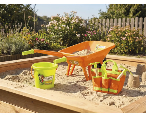 Leksandlåda med skottkärra, hink och tillbehör