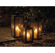 Dekorativa vindljus av metall och glas med ljus för utomhusbruk.