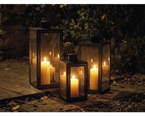 Dekorativa vindljus av metall och glas med ljus för utomhusbruk.