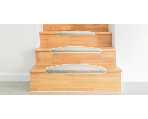 Trätrappa med trappstegsmattor