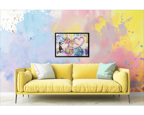 Gul soffa med kuddar framför en vägg med en inramad bild av en flicka och ett hjärta