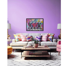 Vardagsrum med soffa, soffbord och inramat konsttryck på väggen