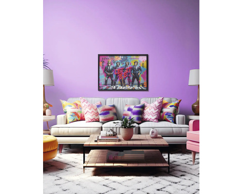 Vardagsrum med soffa, soffbord och inramat konsttryck på väggen