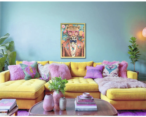 Vardagsrum med gul hörnsoffa, kuddar och en inramad leopardmålning på väggen