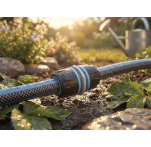 Trädgårdsslang med koppling i trädgården