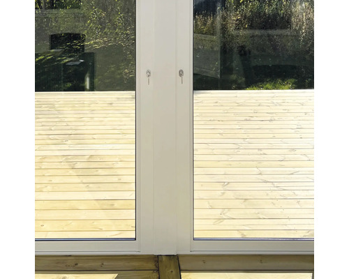 Vit dubbel altandörr med glasrutor och utsikt över en altan av ljusa träplankor.