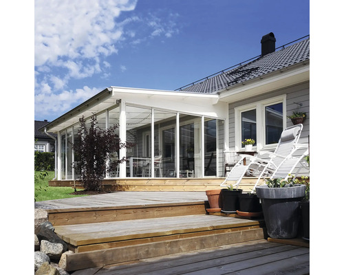 Veranda med glasfront och träterrass vid ett bostadshus