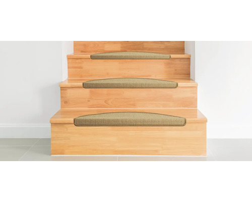 Trätrappa med trappstegsmattor