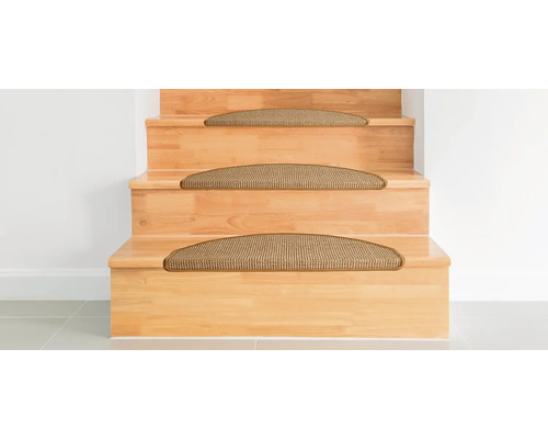 Trätrappa med trappstegsmattor