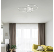 Vardagsrum med modern LED-taklampa med ringdesign