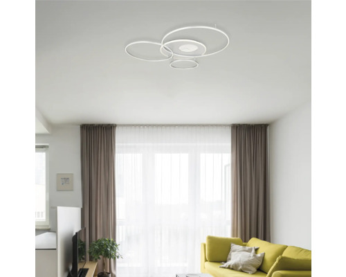 Vardagsrum med modern LED-taklampa med ringdesign