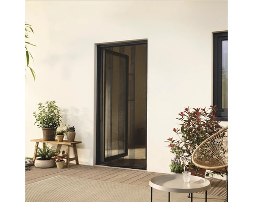 Utomhusvy av en öppen insektsdörr i ett vardagsrum