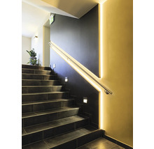 Trapphus med trappa, ledstång och belysning