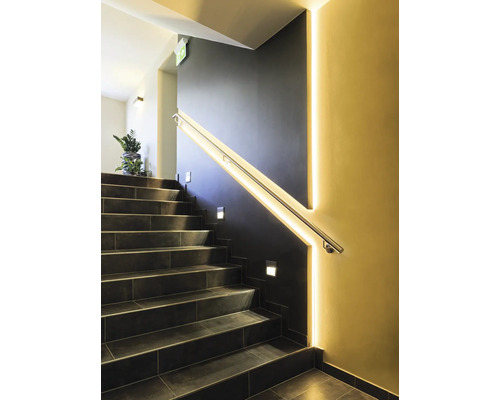 Trapphus med trappa, ledstång och belysning