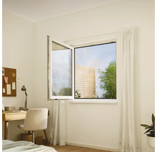 Ett öppet vridfönster i ett ljust rum med skrivbord och trädgårdsutsikt.