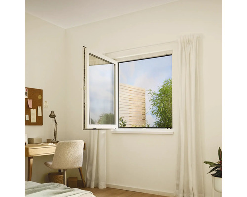 Ett öppet vridfönster i ett ljust rum med skrivbord och trädgårdsutsikt.