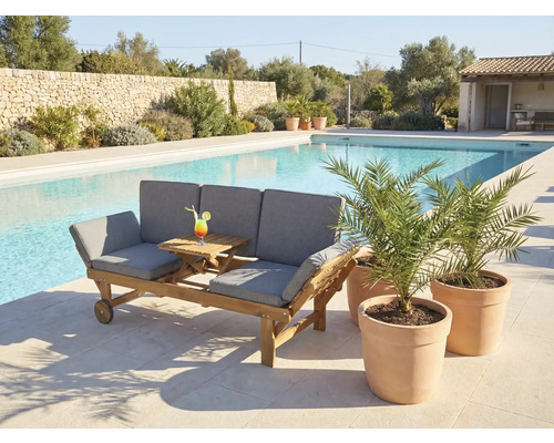 Träs trädgårdsbänk för tre personer med grå kuddar, utfällbart bord och hjul bredvid en pool