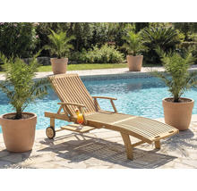 Scen med en solstol i trä, en cocktail och växter bredvid en pool.