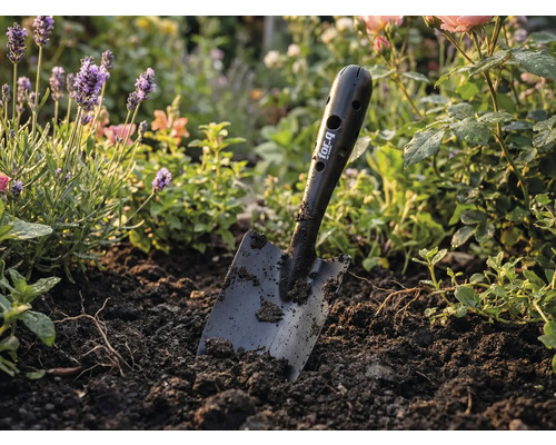 Trädgårdsspade från for_q i blomsterrabatt med blommor