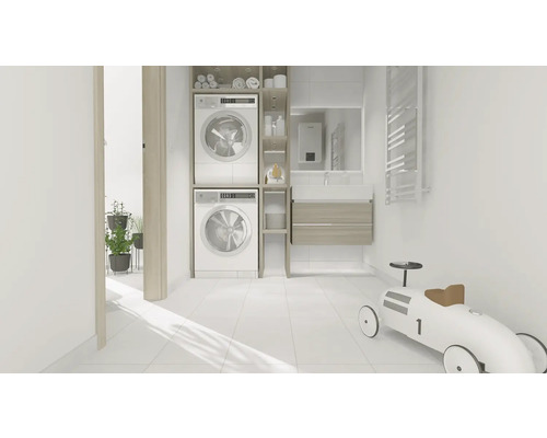 Ljust tvättrum med tvättmaskin, torktumlare och badrumsmöbler.
