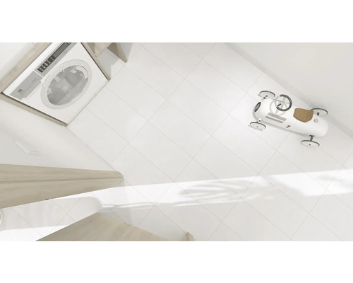 Tvättmaskin, vita plattor och en leksaksbil i badrummet