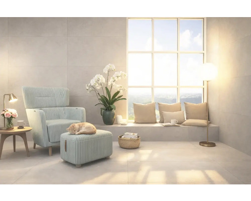 Ljust vardagsrum med fåtölj, fotpall och stort fönster