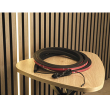 LED ljusslang med tejp på ett bord