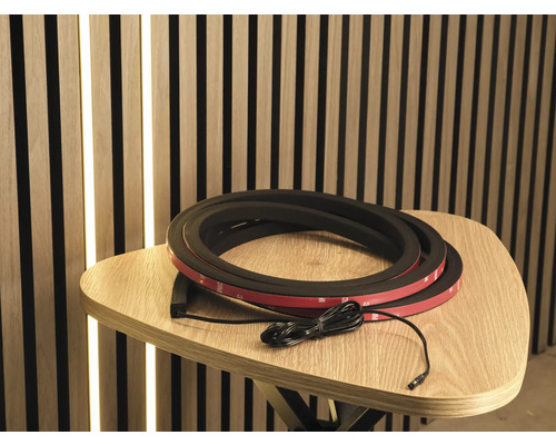 LED ljusslang med tejp på ett bord