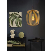 Dekorativt vardagsrum med en hängande trälampa, en hylla med dekorationer och ett litet bord.