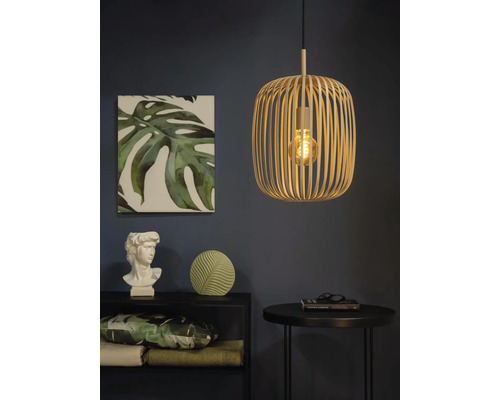 Dekorativt vardagsrum med en hängande trälampa, en hylla med dekorationer och ett litet bord.