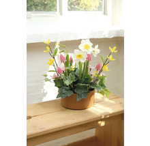Blomsterarrangemang med påskliljor, pärlhyacinter och konstgjorda blad i kruka