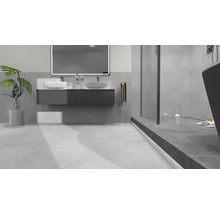 Modernt badrum med tvättställ, spegel, dusch och badkar.