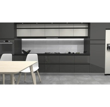 Modernt kök med inbyggda skåp, bord och stolar