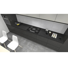 Köksscen med köksmöbler, spishäll, diskho och porslin