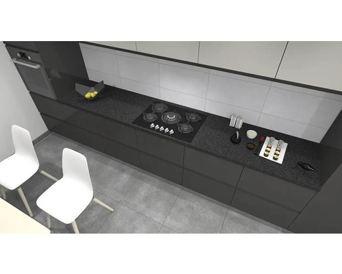 Köksscen med köksmöbler, spishäll, diskho och porslin